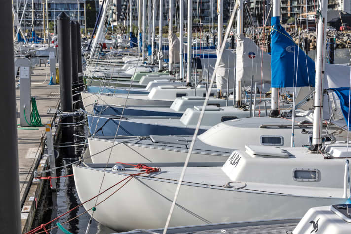 Wer den Flotten der Dienstags-Regatta beim Auslaufen unter Segeln zusehen will, geht zu den Stegen vor dem Bar-Café „Lula“ und schaut bei einem Sundowner ab 17 Uhr dem bunten Treiben zu.