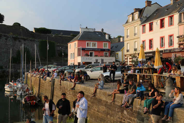 Atmosfera serale nel porto di Le Palais.