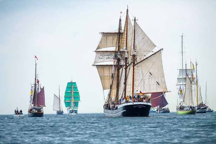 Unmistakable: with its green sails, the Alexander von Humboldt II stands out at all parades - like here at Kieler Woche 2021