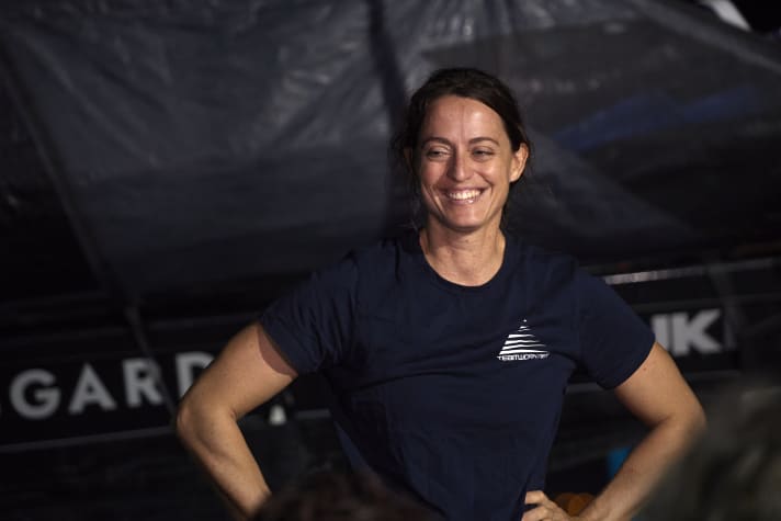 Sympathisch, ehrgeizig, unerschrocken und unaufgeregt: Die Schweizer Seglerin Justine Mettraux ist im Ziel der 12. Route du Rhum angekommen