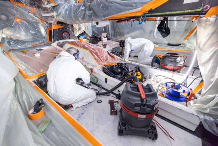 L'equipaggio tecnico della squadra al lavoro sull'imbarcazione a Città del Capo