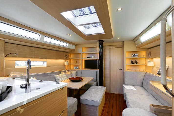 Open, light and very inviting. Finishing with light-coloured oak is an option. The bookcases on the main bulkhead are practical