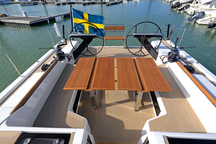 Die beiden Tische lassen sich zur großen Tafel aufklappen oder zur Liegefläche absenken