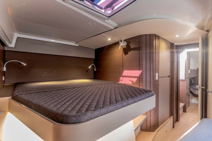 Le cabine di prua sono ricavate in profondità nel ponte di prua. Le ampie e confortevoli cuccette doppie sono posizionate ad angolo retto rispetto alla direzione di marcia.