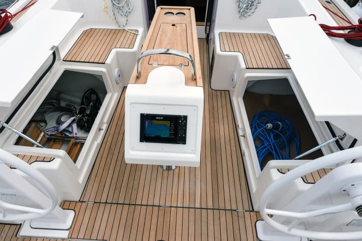 On the Bavaria, there are still two spacious but shallow forecastle boxes, regardless of the configuration options. Thanks to the large cut-outs, there is also room for bulky items