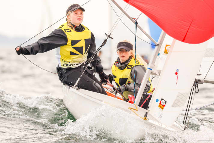 La coppia vincente del Mare del Nord: Jona Lotta Hahn e Svea van Raden hanno vinto la GIDJM al largo di Schilksee nel Teeny