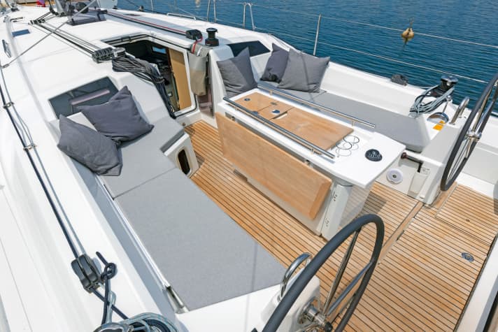 Accueillant . Les hanches du cockpit sont suffisamment longues pour prendre un bain de soleil. L'imposante table de cockpit abrite également le radeau de sauvetage.