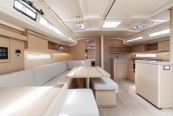 Clear structures, wide passages. The stool at the table can be moved. There are also plenty of places to hold on to