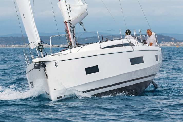 The upturn to the bow is unusually pronounced. Above all, this provides more living space below deck