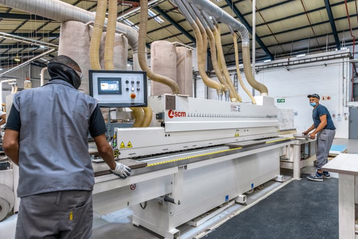L'officina di falegnameria del cantiere è dotata di macchine all'avanguardia per la segagione, la fresatura, la ravvivatura e la lavorazione del legno.