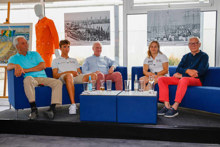 The talk guests on the blue sofas in the DSV lounge in the Kiel-Schilksee Olympic Centre, where the German national sailing team is based and trains