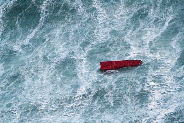 Les conteneurs tombés à l'eau sont le cauchemar de tous les navigateurs. Chaque année, des milliers de boîtes en acier de cargos tombent à la mer. La plupart d'entre eux descendent rapidement. Mais certains dérivent à la surface pendant des mois