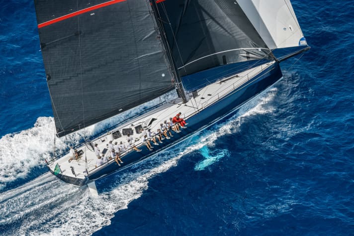 Less weight, but more power. The T-keel with a draught of 4.50 metres is inclined up to 45 degrees to windward