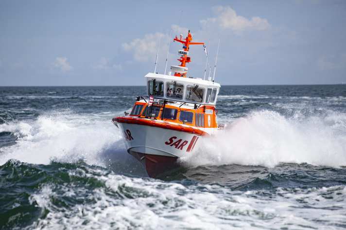 À bord du bateau de sauvetage en mer « Henrich Wuppesahl », basé à Neustadt/Holstein, les sauveteurs en mer sont venus au secours du patient âgé de 60 ans qui se trouvait à bord d'un bateau à moteur.