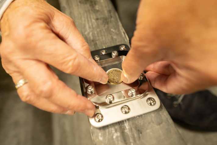 Lors d'une petite cérémonie traditionnelle, une pièce de monnaie porte-bonheur a été insérée dans la coque du nouveau bâtiment.