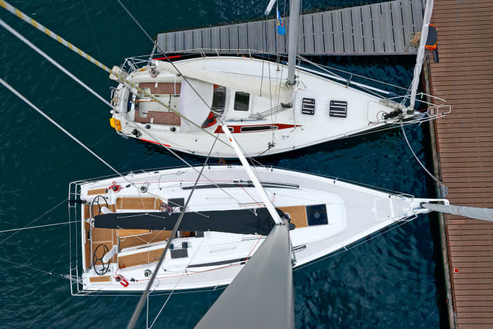 The Optima has almost the same maximum width, but is much narrower at the stern. The consequences are a smaller cockpit, much less space below deck aft and poorer surfing characteristics. The superstructure is also significantly lower than on the Dehler 34