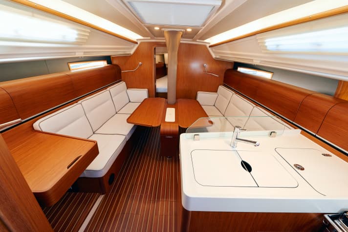 Trifft jeden Geschmack: zeitlose Eleganz im Salon. Drei Holzoberflächen, drei Bodensorten und zwei Arbeitsplatten stehen zur Wahl