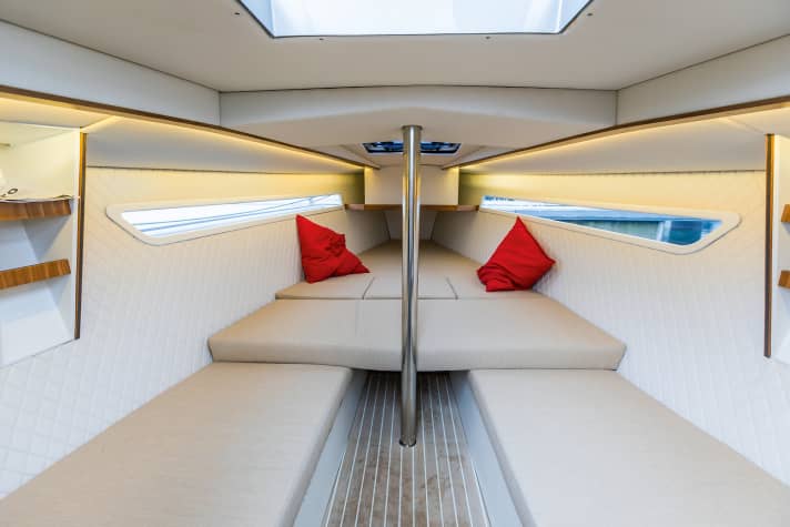 Chic et spacieuse : la couchette avant mesure 1,50 mètre de large et 2,40 mètres de long. C'est volumineux