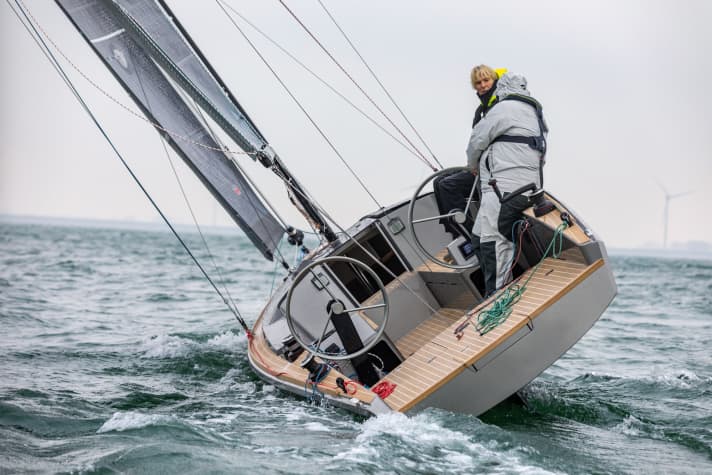 Rank: In Böen legt sich das Boot kräftig auf die Backe. Das ist per Großschot zu parieren