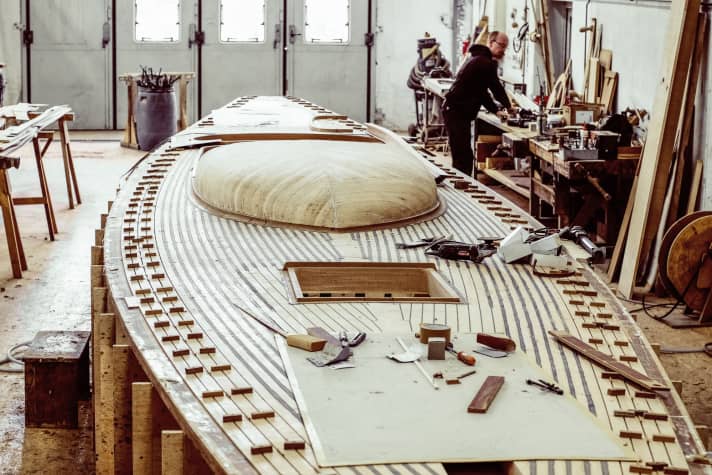 The deck is being built at the same time as the hull. This allows the boat builders to adjust the dimensions directly at any time. For this purpose, the deck beams are embedded in temporary model beams. The plywood deck is laid on top of this to create an Oregon Pine stick deck. The round superstructure on all levels costs the boat builders many hours of work