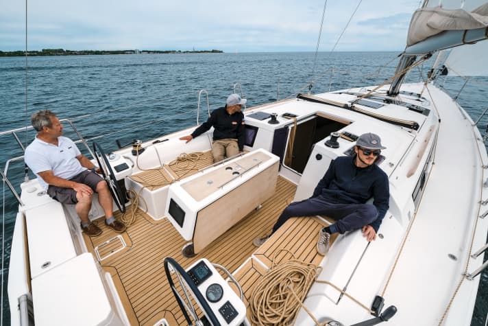 Le cockpit du Dufour 390 est plus large que celui de ses concurrents, et les dérives sont nettement plus longues. Seule l'écoute de grand-voile est manœuvrée à l'arrière, le reste passe par le toit.