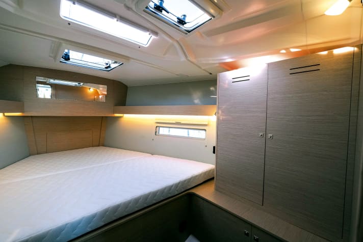 On the Dufour, the berth in the foredeck is over two metres wide at shoulder height. Side lockers and large lockers keep everything organised