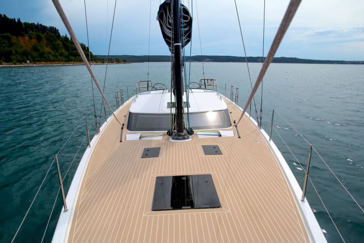 Plat à l'avant. Le GT6 est le plus petit yacht avec un pont de rivière devant le mât. Toutes les écoutilles sont montées à fleur de coque