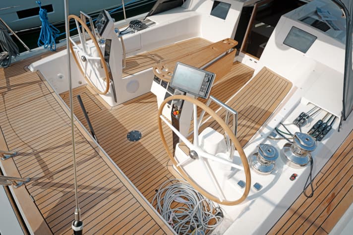 The cockpit looks quite compact in relation to the size of the boat, but offers comfortable dents, high coamings and good support options when the boat is in position.