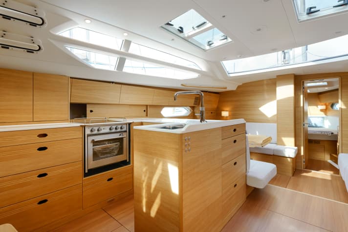 Thanks to the almost continuous 270-degree glazing, the saloon is pleasantly spacious and flooded with light. The view is also excellent