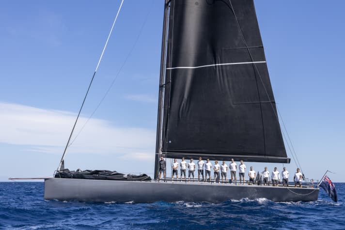 Peter Dubens “North Star”-Crew legt zu Ehren von Englands verstorbener Königin eine Schweigeminute an Bord ein