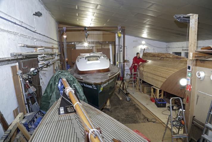 Thiele sur le corps du fuselage de sa propre construction. L'espace pour la construction suffit
juste assez pour travailler