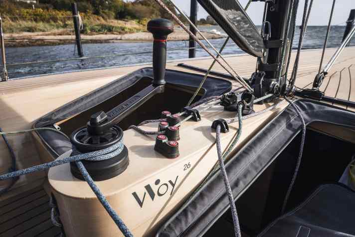 The only winch is easily accessible on a console behind the mast