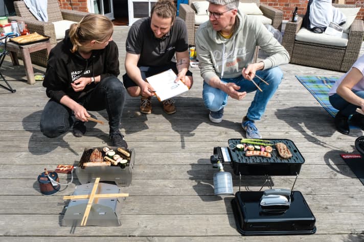 Les rédacteurs de YACHT lors du test du barbecue