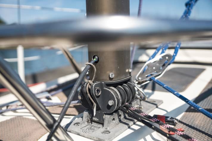 The discs in the mast base were innovative in 1978 and are still functional today