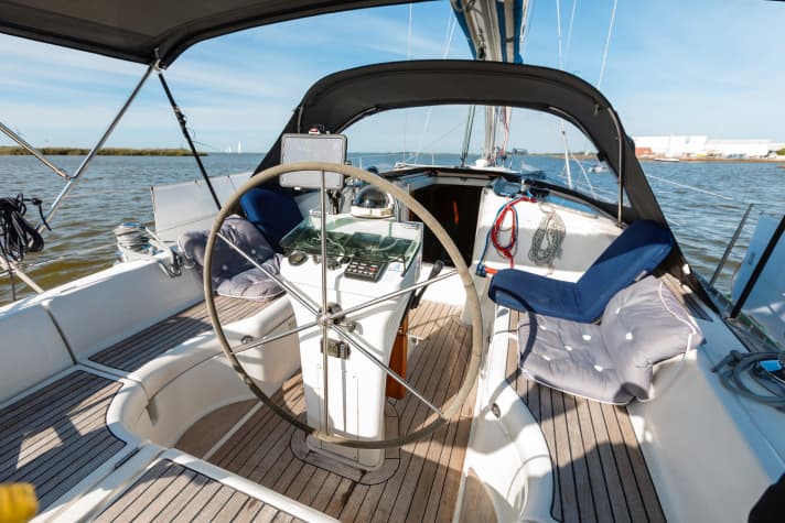 La roue est juste assez grande pour permettre de barrer depuis la coque. Le cockpit protège bien