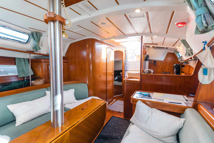 Le salon est très confortable, la table autour du mât est assez grande pour accueillir jusqu'à huit personnes. Même sur le siège de navigation, on fait partie de la ronde.