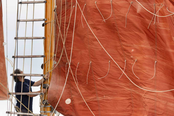 La grand-voile est sans bôme. Les winches de drisse montés sur le mât contrastent avec l'aspect classique du bateau.