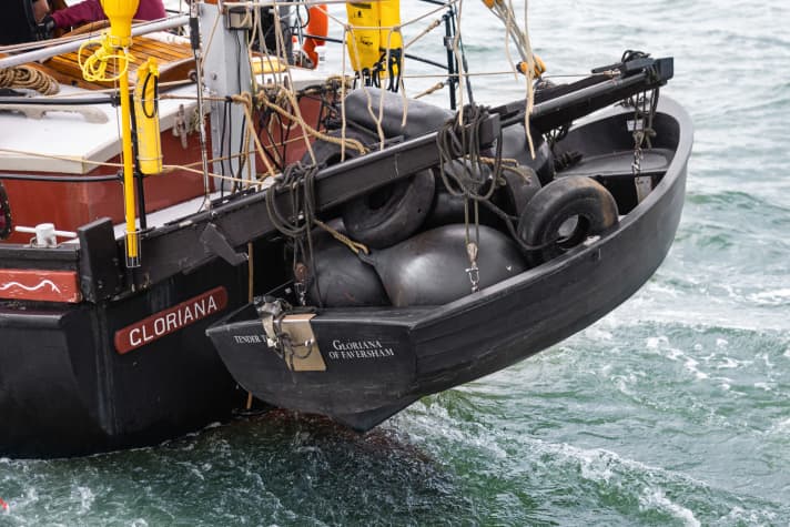 Das Heck wirkt im Vergleich zum bulligen Bug fast zierlich, allein das schwarze Beiboot, in dem Reifen und ebenfalls dunkle Fender kaum auffallen, stellt die Arbeitsbootoptik wieder her