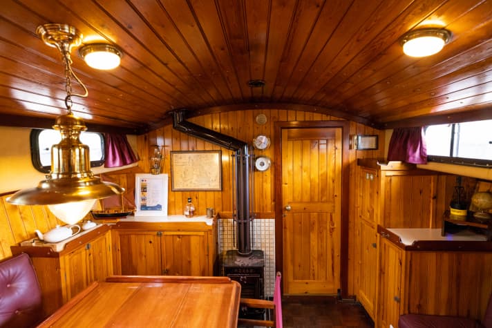 Der Innenraum mutet wie ein Mix aus einer klassischen Yacht und einem englischem Pub an