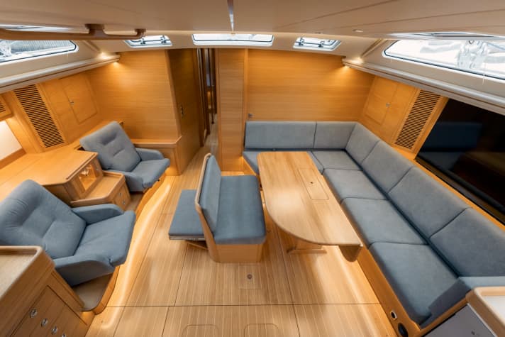 The transverse grain makes the 69 appear even wider. The veneer is lacquered up to ten times