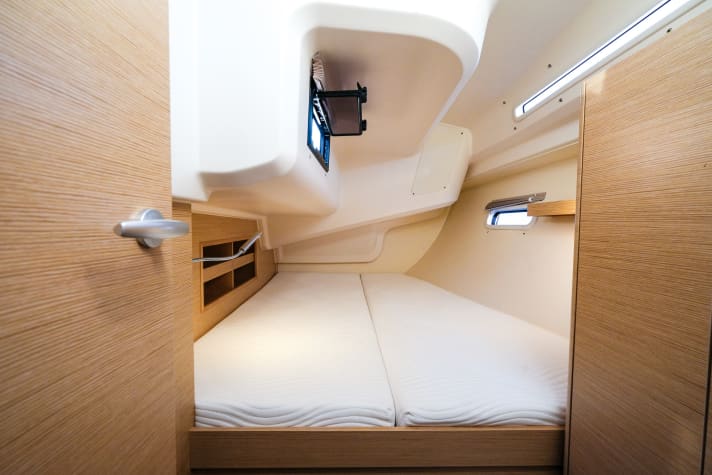 Hanse renonce à un coffre à bâbord au profit d'une plus grande sensation d'espace dans la cabine arrière. Les couchettes sont assez grandes pour une occupation double.