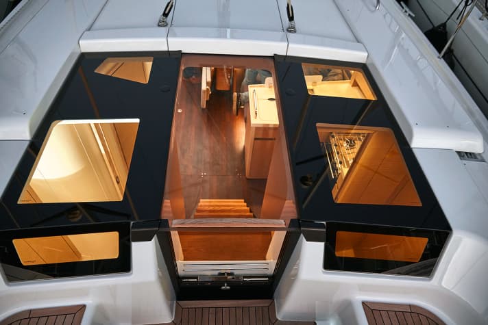 Large windows illuminate the companionway area in the cabins and saloon and also create nice effects in the evening