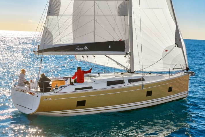 The gennaker is very welcome on the Hanse, which is equipped with a self-tacking jib as standard, in light winds