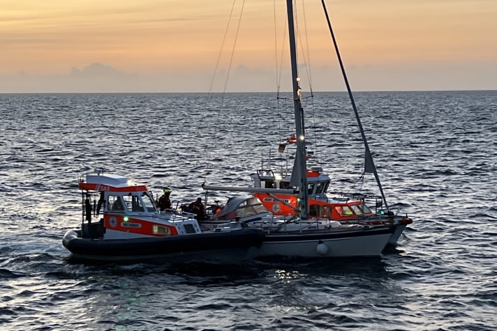 Les sauveteurs en mer prennent en remorque un yacht endommagé au large de Rügen