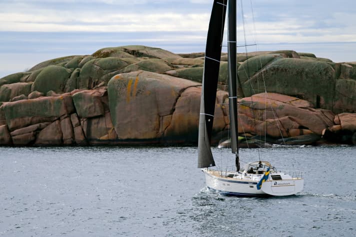 Plenty of deck space, wide running decks and a compact cabin layout: The design by Germán Frers is impressive