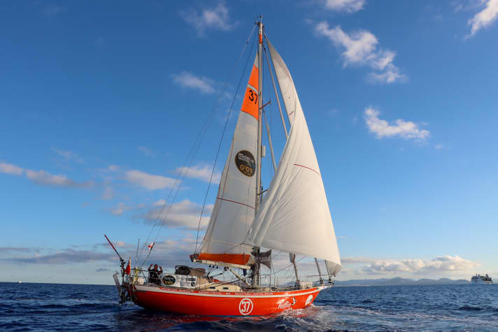 Ian Herbert-Jones mit seiner Tradewind 35 “Puffin” beim Foto-Tor vor Lanzarote | Photo: Nora Havel