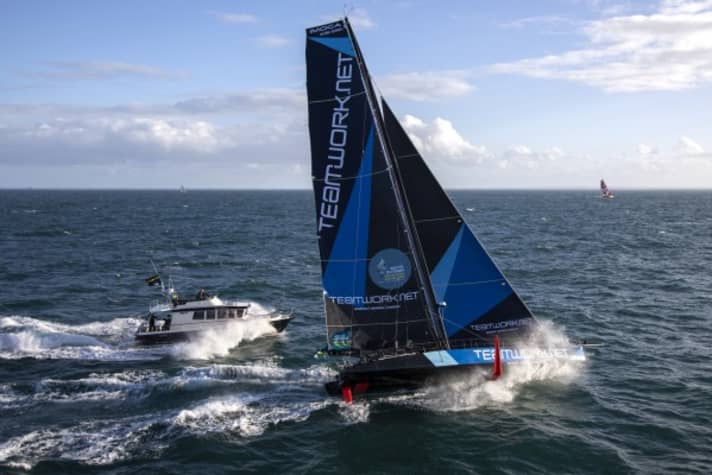 Justine Mettraux mit ihrer “Teamwork.net” in der Route du Rhum. Das Boot ist die ehemalige “Charal” von Jérémie Beyou