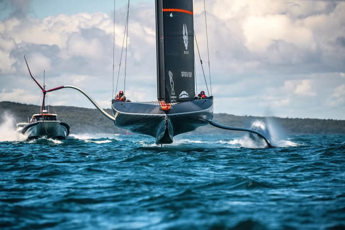 Das britische Team INEOS Britannia wird von mehreren Motorbooten verfolgt