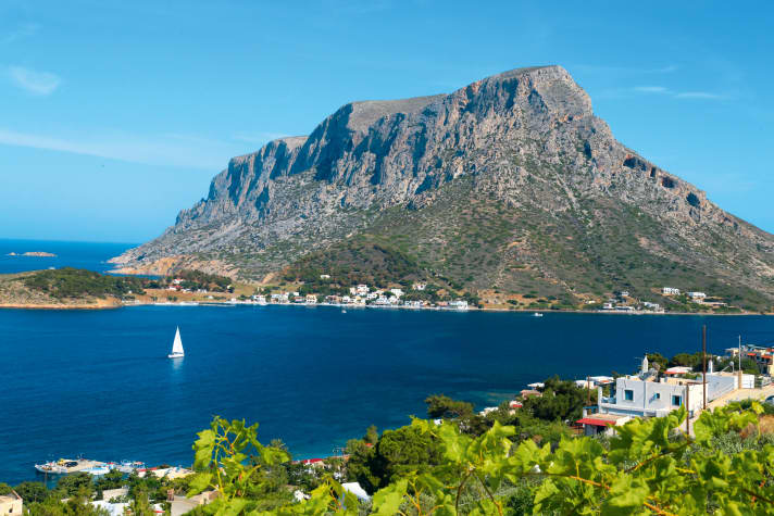 Telendos devant le côté ouest de Kalymnos. Derrière, la baie d'Ambeli