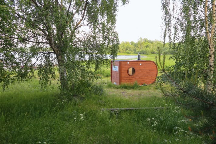 Gemeinsam schwitzen, gern mit Blick aufs Wasser, ist Bestandteil finnischer Kultur. In vielen Häfen oder an den Ufern von Buchten und Inseln finden sich kleine Sauna-Häuschen. Die kann man meist gegen Gebühr reservieren.